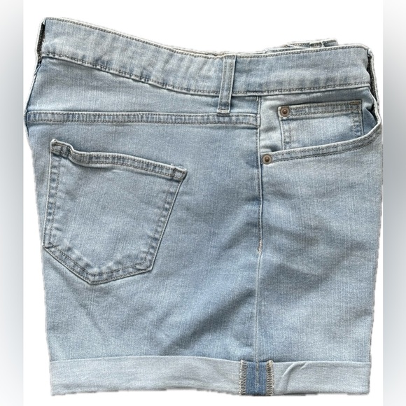 No Boundaries Super High-rise Light Wash Curvy Mom Cuffed Jeans Shorts. SIZE: 13 - Picture 1 of 13